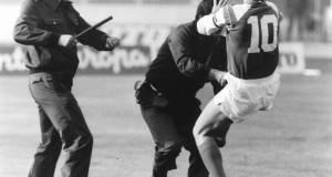Una foto, lo sport e la storia: 13 maggio 1990. Boban, il poliziotto e la guerra